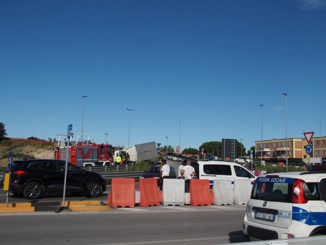 furgone ribaltato civitanova superstrada vigili del fuoco (6)