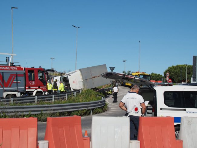 furgone ribaltato civitanova superstrada vigili del fuoco (7)