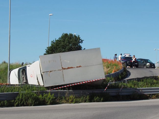 furgone ribaltato civitanova superstrada vigili del fuoco (9)