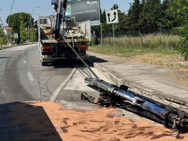 gru incastrata via aldo moro civitanova (3)