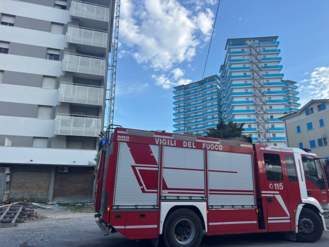 incendio green leaves carabinieri vigili del fuoco porto recanati (1)