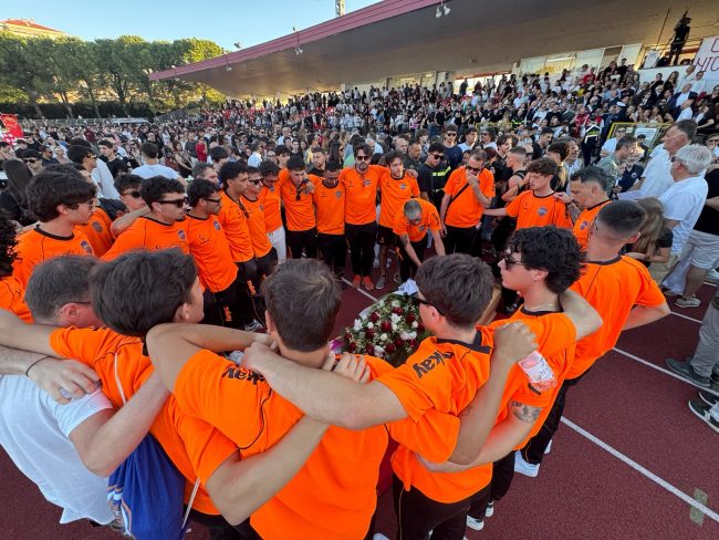 Giocatori della VR Macerata intorno alla bara di Nicolas Calabrese - FDM