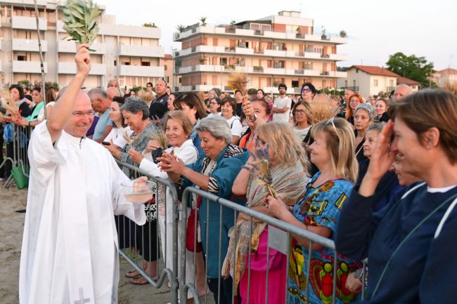messa di san giovanni all'alba in spiaggia - lungomare nord civitanova - FDM (9) don enrico brancozzi
