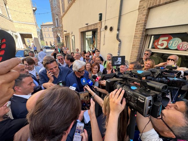 parcaroli in piazza dopo la vittoria