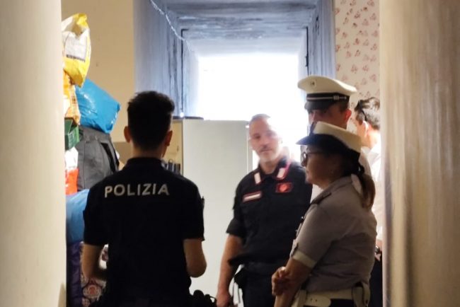 polizia e polizia locale dentro l'hotel house