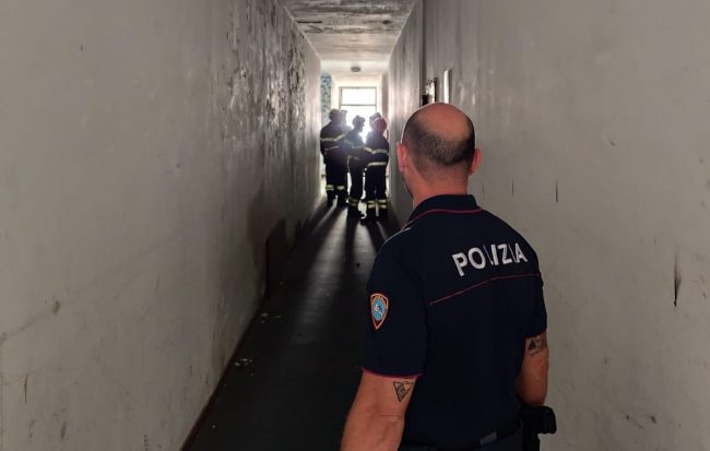 polizia e vigili del fuoco dentro l'hotel house