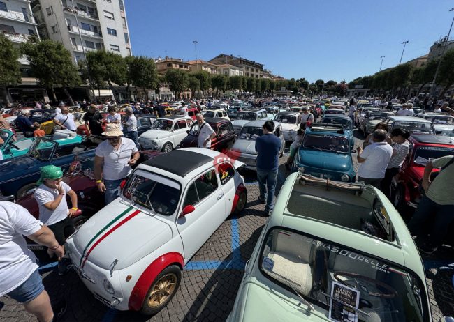 raduno delle 500 in piazza xx settembre civitanova - FDM (1)
