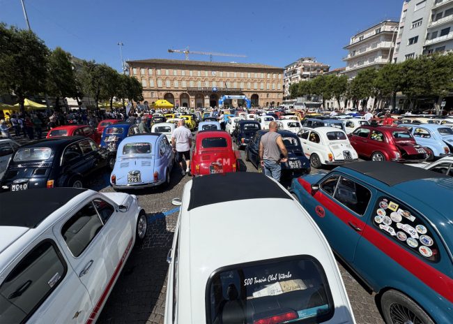 raduno delle 500 in piazza xx settembre civitanova - FDM (4)