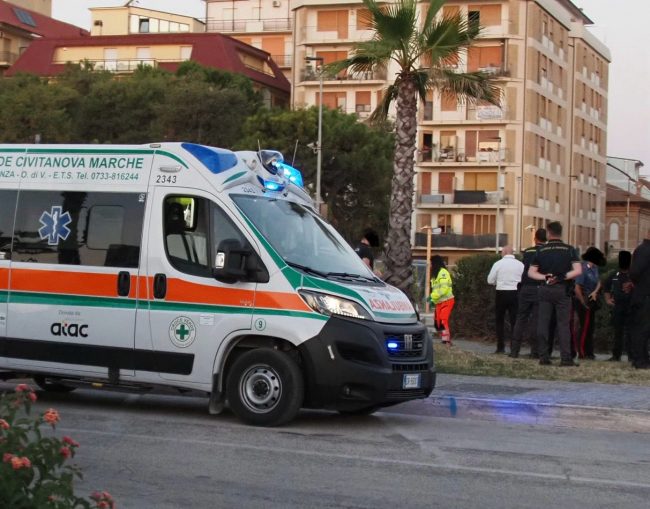 sabato sera ambulanza lungomare civitanova polizia carabinieri (11)
