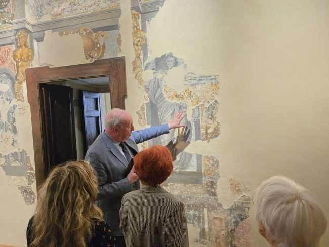 sala-degli-antichi_casa_leopardi-2-650x488