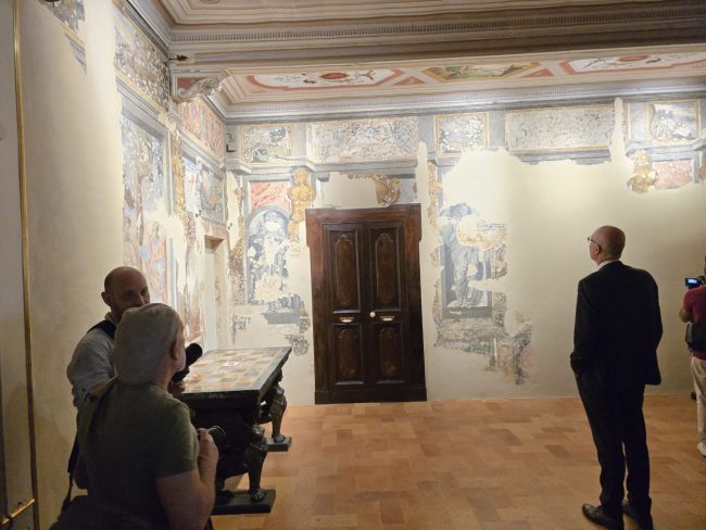 sala-degli-antichi_casa_leopardi-5-650x488