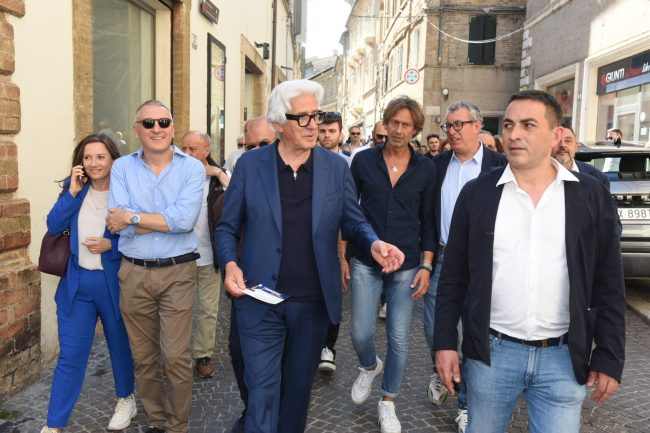sandro parcaroli in comune dopo la vittoria al ballottaggio (7)
