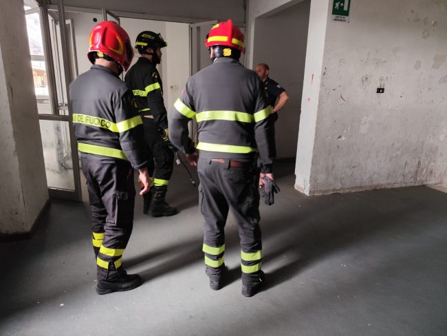 vigili del fuoco dentro l'hotel house