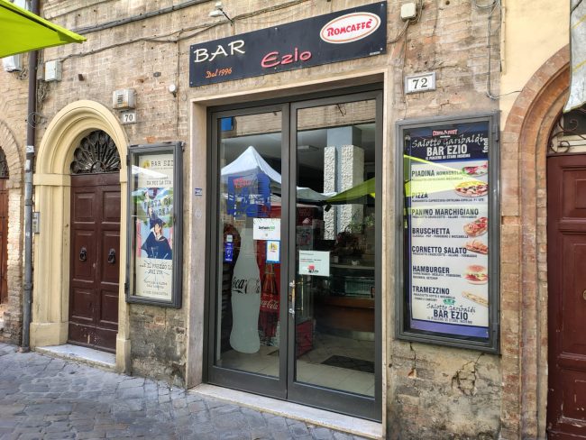 Bar Ezio fuori