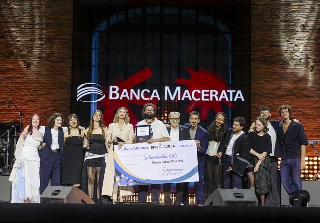 Claudio Covato con Premio Banca Macerata e i vincitori 2026