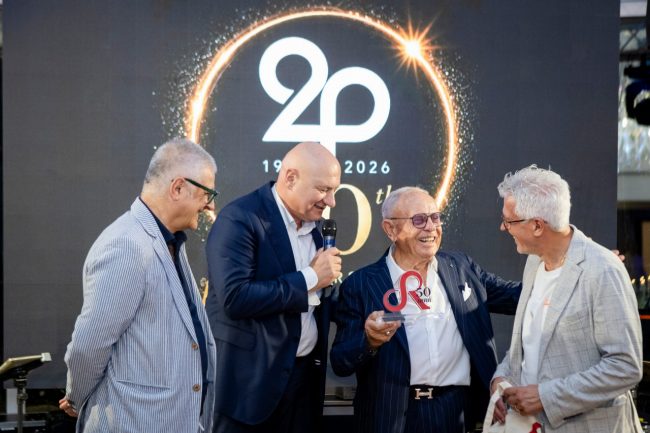 LC Eventi - 04 - sidanco Emanuele Pepa consegna targa ad Enrico 2P
