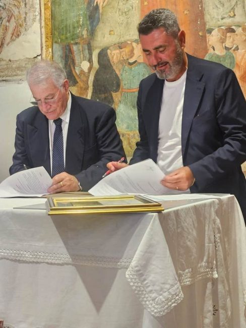 La firma dell'accordo con Treccani