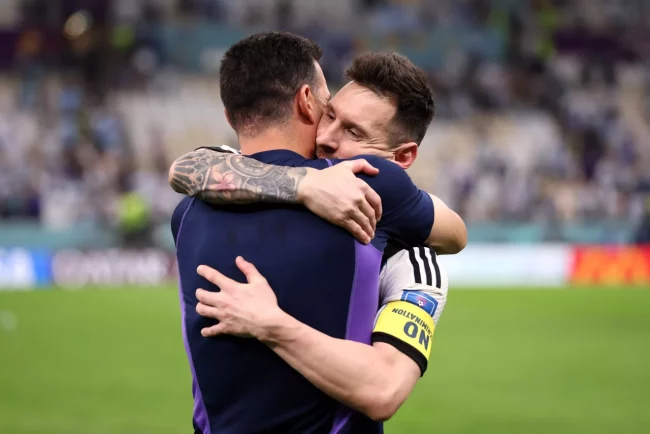 Labbraccio-tra-Scaloni-e-Messi