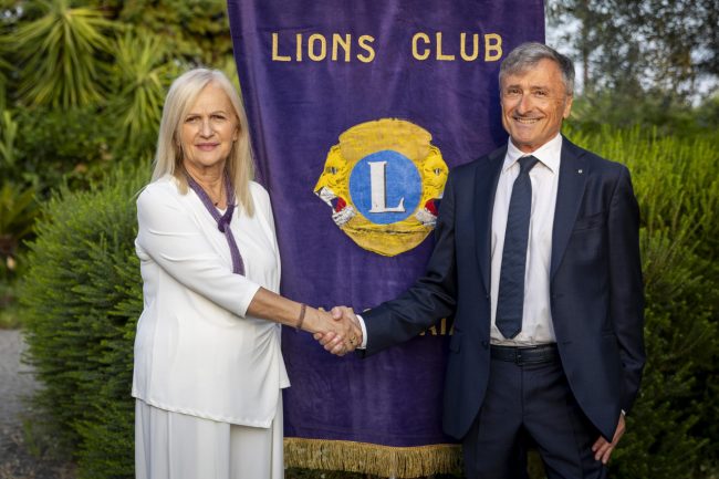 da sin. Maria Sabina Rommozzi (past president) e Stefano Fede (nuovo presidente Lions Club Macerata Host)-ridotta