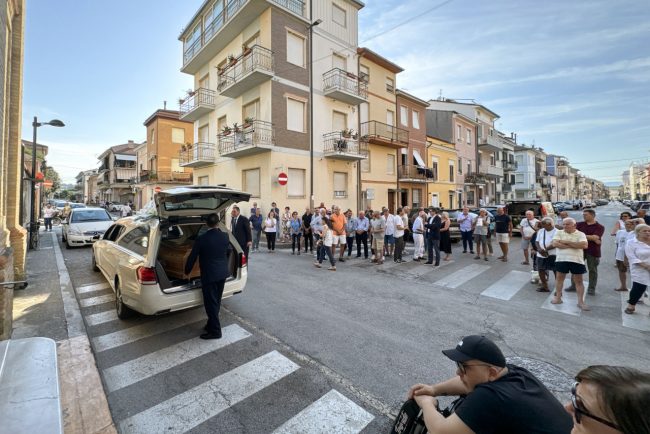 funerale beniamino gegè di giacomo - porto recanati - FDM (2)