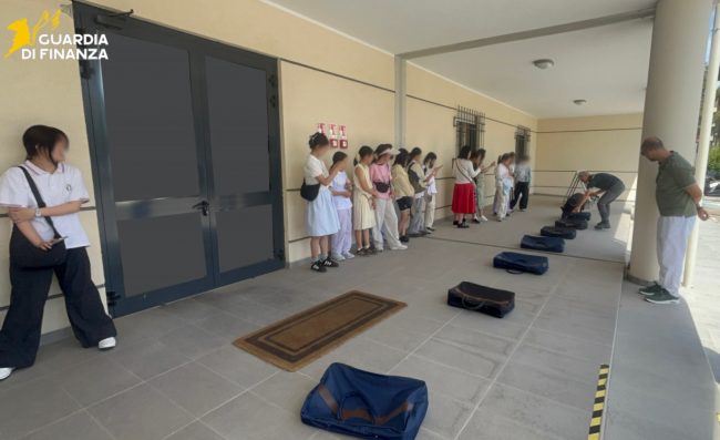 studenti cinesi in visita alla guardia di finanza (2)