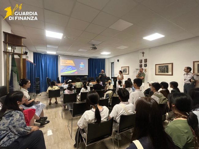 studenti cinesi in visita alla guardia di finanza