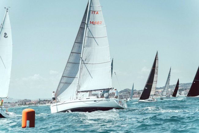 una fase della affollata linea di partenza davanti al lungomare di Civitanova Marche