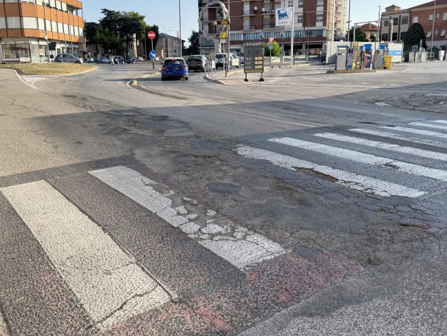 asfalto dissestato - statale adriatica via carducci - civitanova
