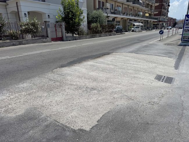 asfalto dissestato - via de amicis - civitanova (3)