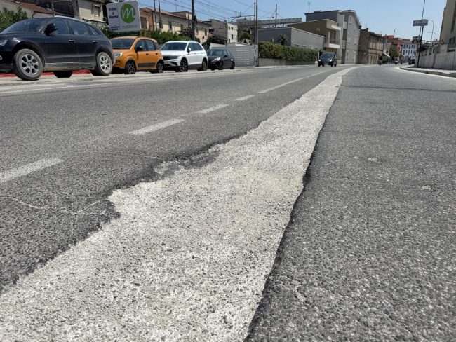 asfalto dissestato - via principe di piemonte - civitanova (1)