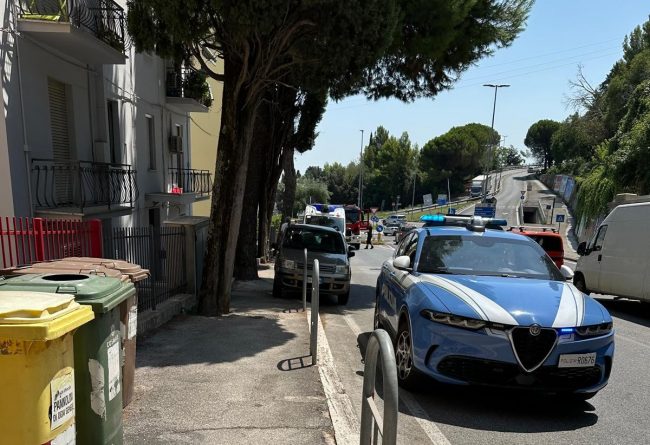 barricata in casa macerata via pancalducci (6) polizia