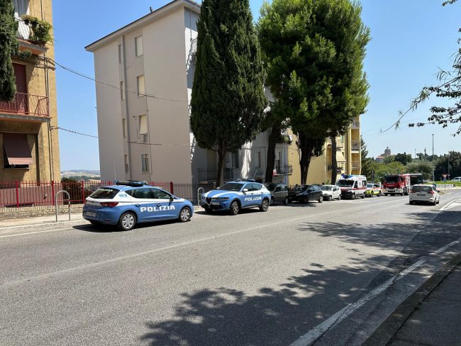 barricata in casa macerata via pancalducci polizia (2)