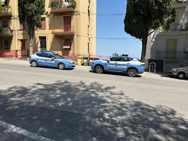 barricata in casa macerata via pancalducci polizia (3)