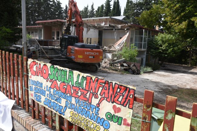 demolizione scuola medi macerata (1)