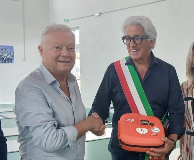donazione defibrillatore fisiomed stretta