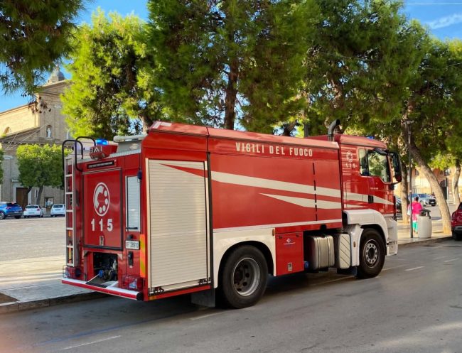 incendio civitanova vigili del fuoco via conchiglia scala sedici (1)