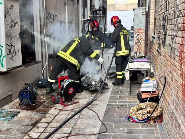 incendio civitanova vigili del fuoco via conchiglia scala sedici (11)