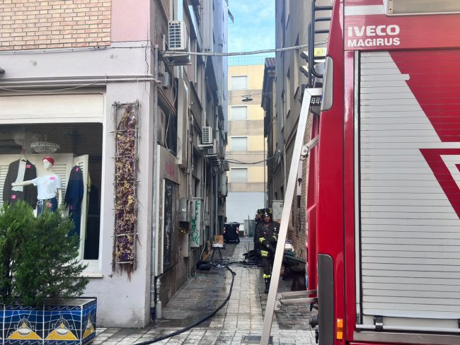 incendio civitanova vigili del fuoco via conchiglia scala sedici (12)