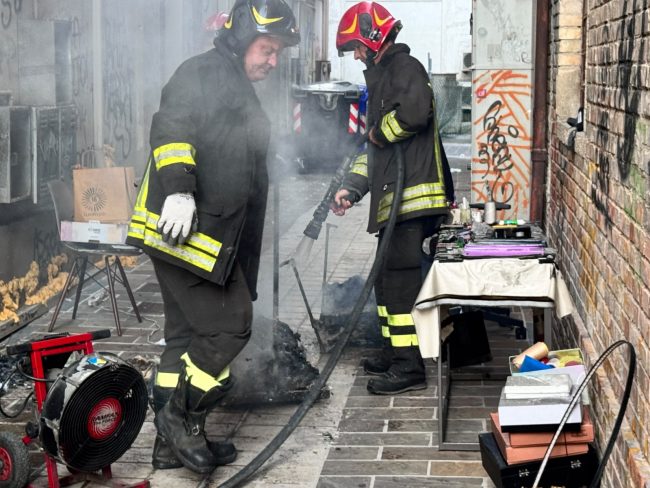 incendio civitanova vigili del fuoco via conchiglia scala sedici (13)