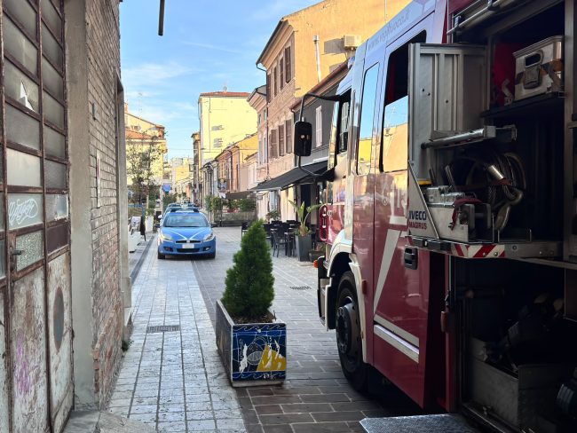 incendio civitanova vigili del fuoco via conchiglia scala sedici (14)