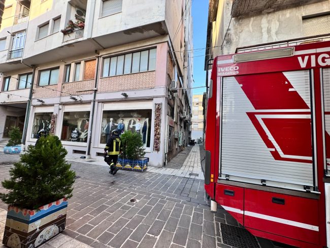 incendio civitanova vigili del fuoco via conchiglia scala sedici (16)