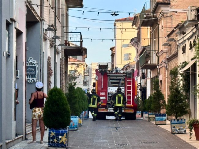 incendio civitanova vigili del fuoco via conchiglia scala sedici (17)