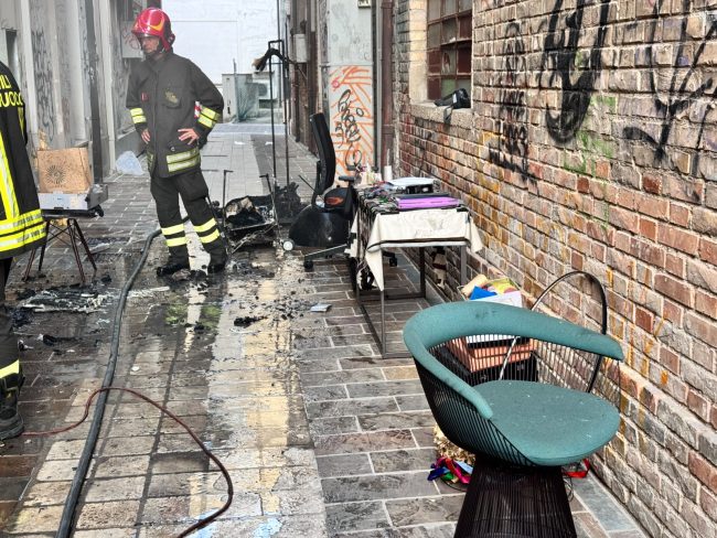incendio civitanova vigili del fuoco via conchiglia scala sedici (18)