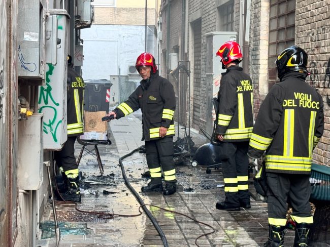 incendio civitanova vigili del fuoco via conchiglia scala sedici (19)