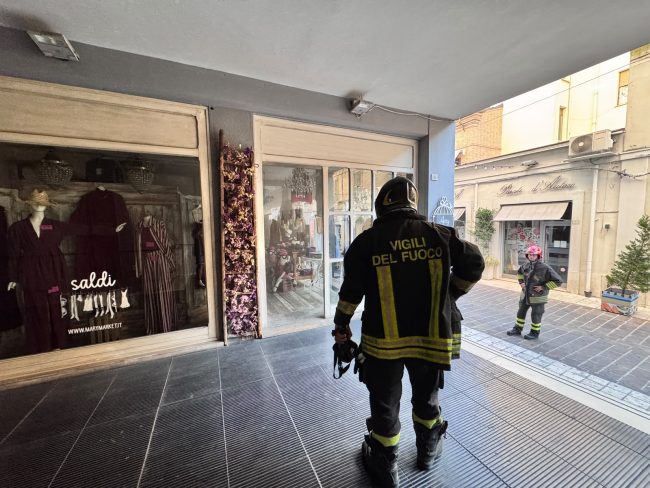 incendio civitanova vigili del fuoco via conchiglia scala sedici (2)
