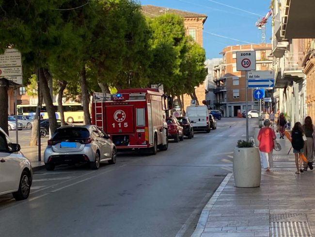 incendio civitanova vigili del fuoco via conchiglia scala sedici (2)