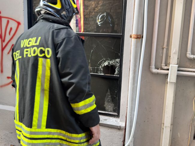 incendio civitanova vigili del fuoco via conchiglia scala sedici (8)