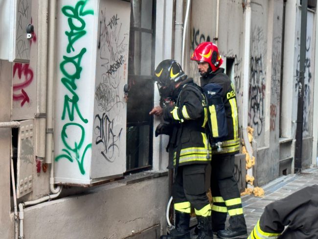 incendio civitanova vigili del fuoco via conchiglia scala sedici (9)