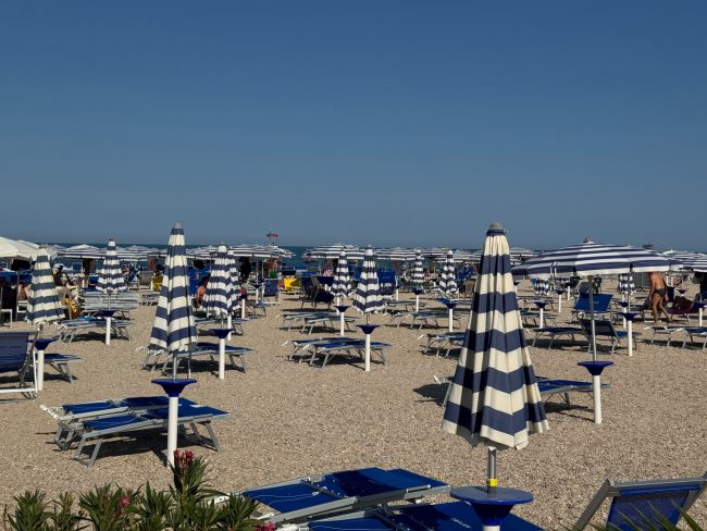 lungomare ferragosto ombrelloni civitanova (12)