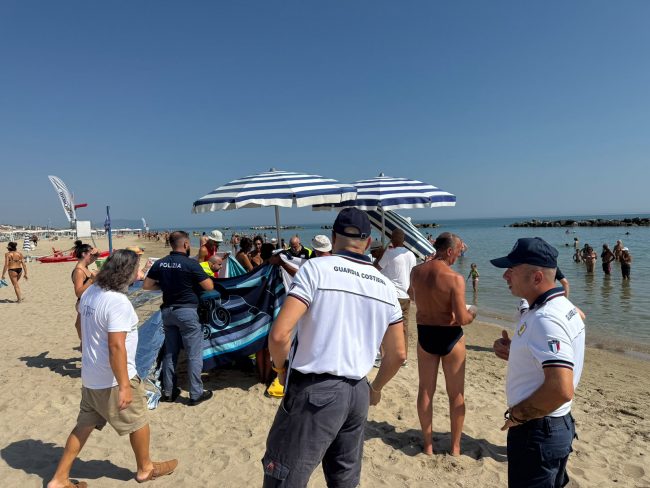 malore spiaggia civitanova (12) guardia costiera